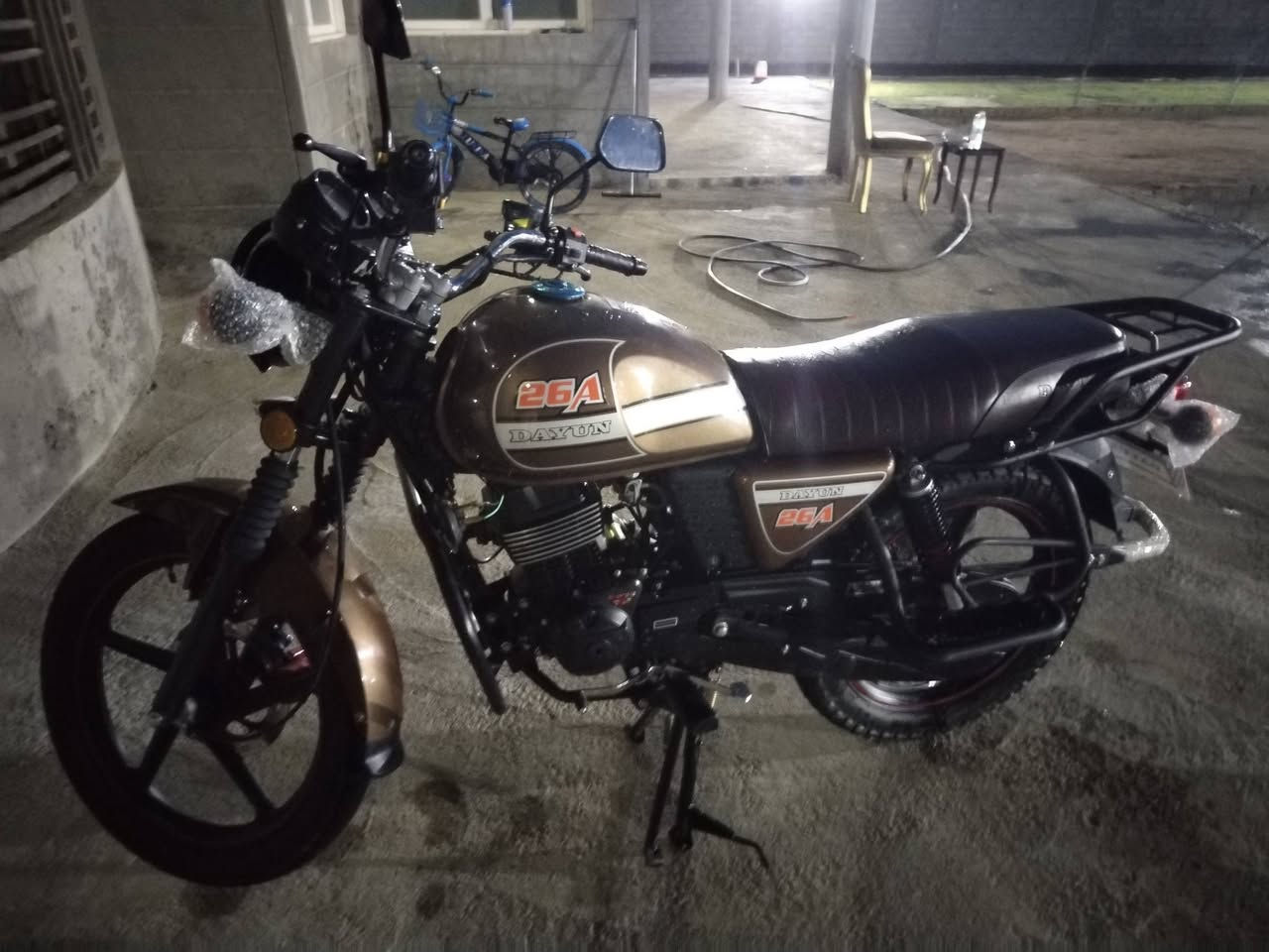 السلام عليكم دايون للبيع موديل 25 اوراق سكنر الدراجه جديده ماناقصه اي شي اوراق كامله محرك 200 كهربائيات كله شغاله ربع متصرف عليه مكاني حله  شارع 100رقم *********** سعر 1550 وبيه مجال قليل لحد يكسر بيه تره تسمع غير حجي
