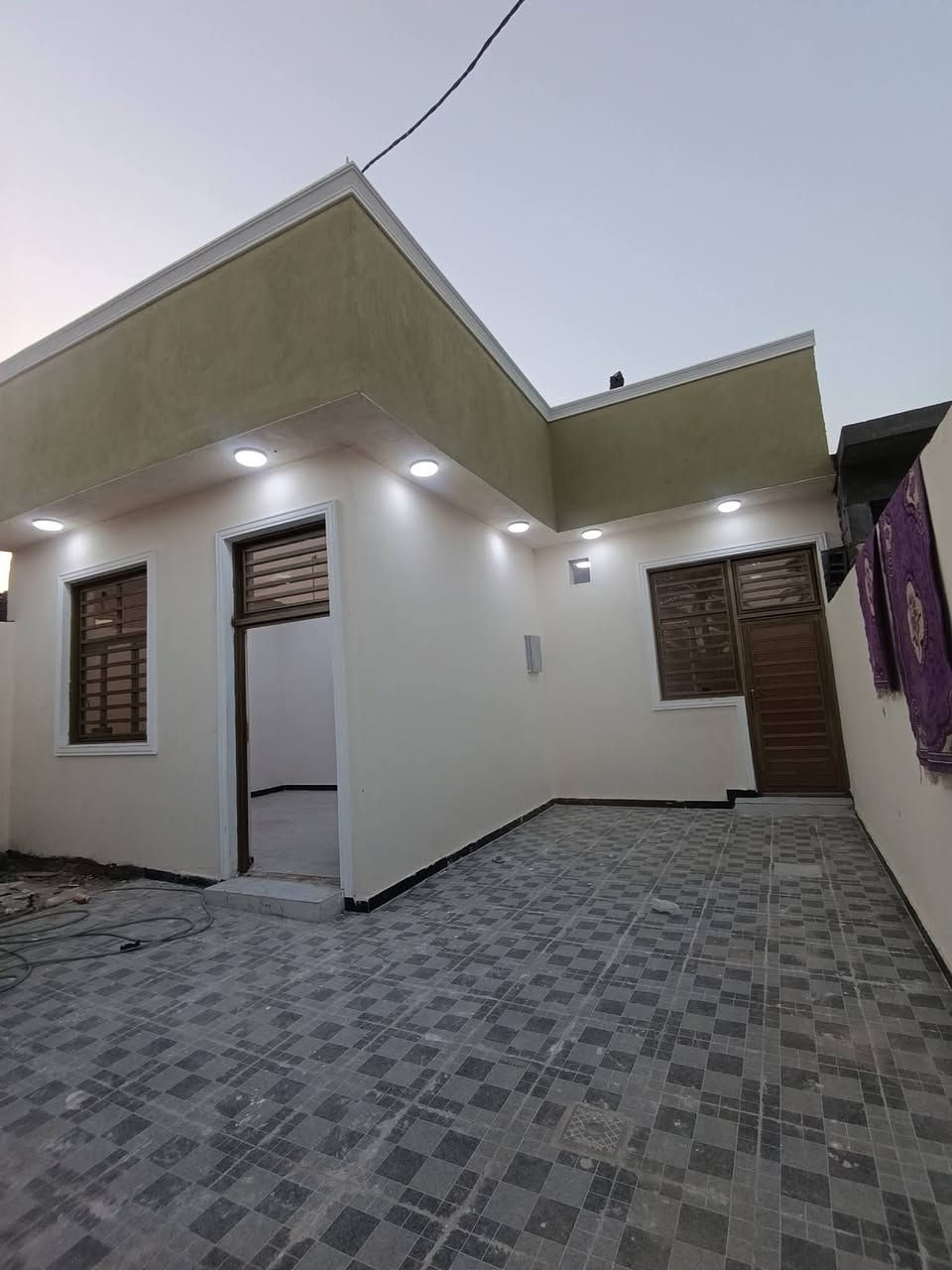 ♦️يعلن مكتب عقارات المسار
***********
عن دار للبيع 🏚️ 
في شط العرب باب االهوى 
♦️المساحة 190
♦️بناء درجة أولى بلوك + شارع البيت 10 متر تبليط
♦️يحتوي البيت ع غرفتين+ صاله +مطبخ + دوانيه + حمامات داخليه وخارجيه+ 

♦️السعر 99 وبي مجال 
للاستفسار اكثر اتصل  
***********
نستقبل عروضكم دور سكينه وقطع اراضي في شط العرب فقط
