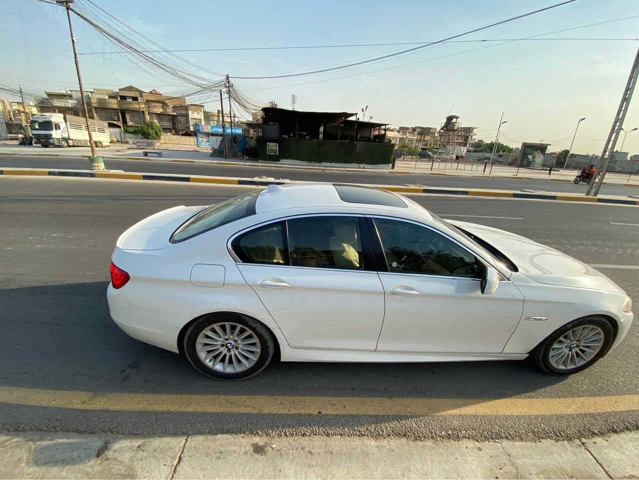 🚘 BMW F10 535i 2011

🔹 المحرك: N55 3000cc TwinPower Turbo

🔹 القوة: 306 حصان

🔹 ناقل حركة أوتوماتيك ZF 8 سرعات مع تيبترونيك

🔹 دفع خلفي (RWD)

⚙️ أنظمة القيادة:

✔ ECO PRO (اقتصادي)

✔ COMFORT (مريح)

✔ SPORT (رياضي)

✔ SPORT+ (رياضي متقدم)

❄️ التجهيزات الداخلية:

✔ تبريد وتدفئة للمقاعد الأمامية

✔ مقاعد جلد كهربائية مع ميموري

✔ تحكم كهربائي بالمقود

✔ شاشة iDrive كبيرة

✔ نظام ملاحة GPS

✔ بلوتوث ومداخل AUX / USB

✔ شاشة معلومات متعددة الوظائف

✔ مكيف أوتوماتيك ثنائي المناطق

✔ فتحات تكييف خلفية

✔ ستارة خلفية كهربائية

✔ إنارة داخلية محيطية Ambient Light

✔ فتحة سقف كهربائية

🎵 الأنظمة:

✔ نظام صوتي Hi-Fi

✔ أوامر صوتية

✔ مثبت سرعة Cruise Control

✔ حساسات مطر وإنارة

✔ حساسات أمامية وخلفية

✔ كاميرا خلفية

✔ بصمة تشغيل Start/Stop

✔ Auto Hold

✔ فرامل إلكترونية

🛡️ أنظمة الأمان:

✔ ABS

✔ DSC مانع الانزلاق

✔ DTC

✔ وسائد هوائية متعددة

✔ نظام الثبات الإلكتروني

✔ نظام مراقبة ضغط الإطارات

💡 المواصفات الخارجية:

✔ أضوية زينون مع عدسات

✔ LED نهارية

✔ مرايا كهربائية قابلة للطي

✔ جنوط رياضية

✔ حساسات ركن أمامية وخلفية

   m5 عليها كت 

الجاملغ مصبوغ 

ول بنيد مبدل نفس الون 

السعر 150 وبيها مجال مراوس هم اراوس

مكاني بغداد البلديات 

للاستفسار اكثر *********** بغداد, العراق
