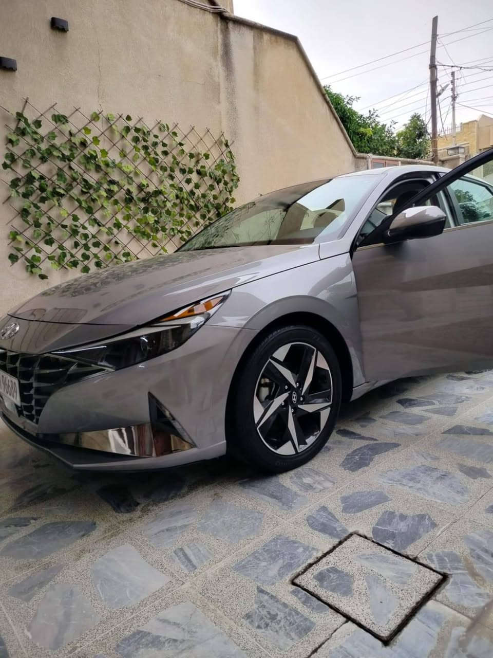 السلام عليكم... النترا 2022 وارد أمريكي كلين حادثه فقط سرقة مازده أمامية فول شمالي ماشية 75 وقابل للزيادة صارت عندي بيه بارد بالهلال الخلفي اربع اصابع وعفته ع وضعة باقي السيارة كفالة عامة العنوان بابل حي الجزائر 
*********** 
السعر خابرني وتدلل
