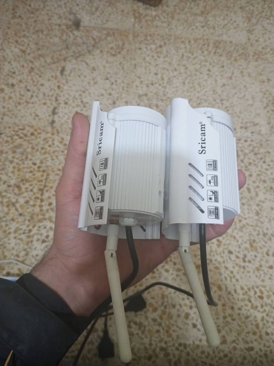 كامرات ثنين بهاذ الشكل بل كارتون سعرهن 18 الف  انطيك  شغالات ماعرف شون ربطهم ،بيها وإيرات LWN ثنين


**إذا كنت صاحب هذا الإعلان وتريد حذفه لأي سبب، رجاءا أرسل رسالة إلى الدعم الفني**