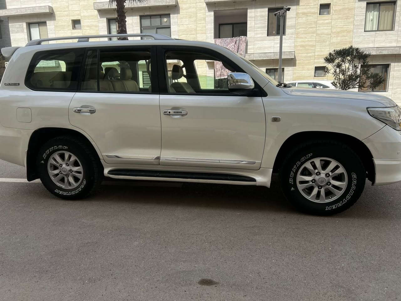 السلام عليكم لاندكروز موديل ١١ ستيني اصل تكمة وسنوية السيارة باسمي رقم دولي الجديد مكفول من حادث وصبغ وتبديل ومحرك وكير جاهزة ومابيها اي نقص تخم تاير وصدر جديد ونظافتها احلى من الصور ماشية ١٠٣ حقيقي شرط الفحص 
فتحة سقف سلايت 
بصمة ابواب وتشغيل 
فور ويل 
سبعة راكب 
داخل جلد بيجي 
مقعد السائق كهرباء 
انارة داخلية
اشاير مري 
مري شفط 
تحكم ستيرن 
حساس امامي خلفي 
زراك لايت 
اضاءة زنون 
مكانها بغداد وسعرها ٣٢٥ للاتصال 
***********
