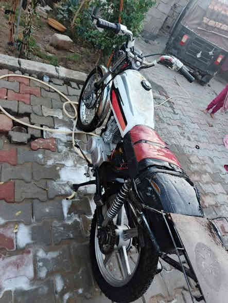 سلام عليكم دراجه يرانيه نضيفه كهربايات كلهن شغاله عوزه بس باتري سعر ب 300الف وبيه مجال بسيط رقمي ***********
