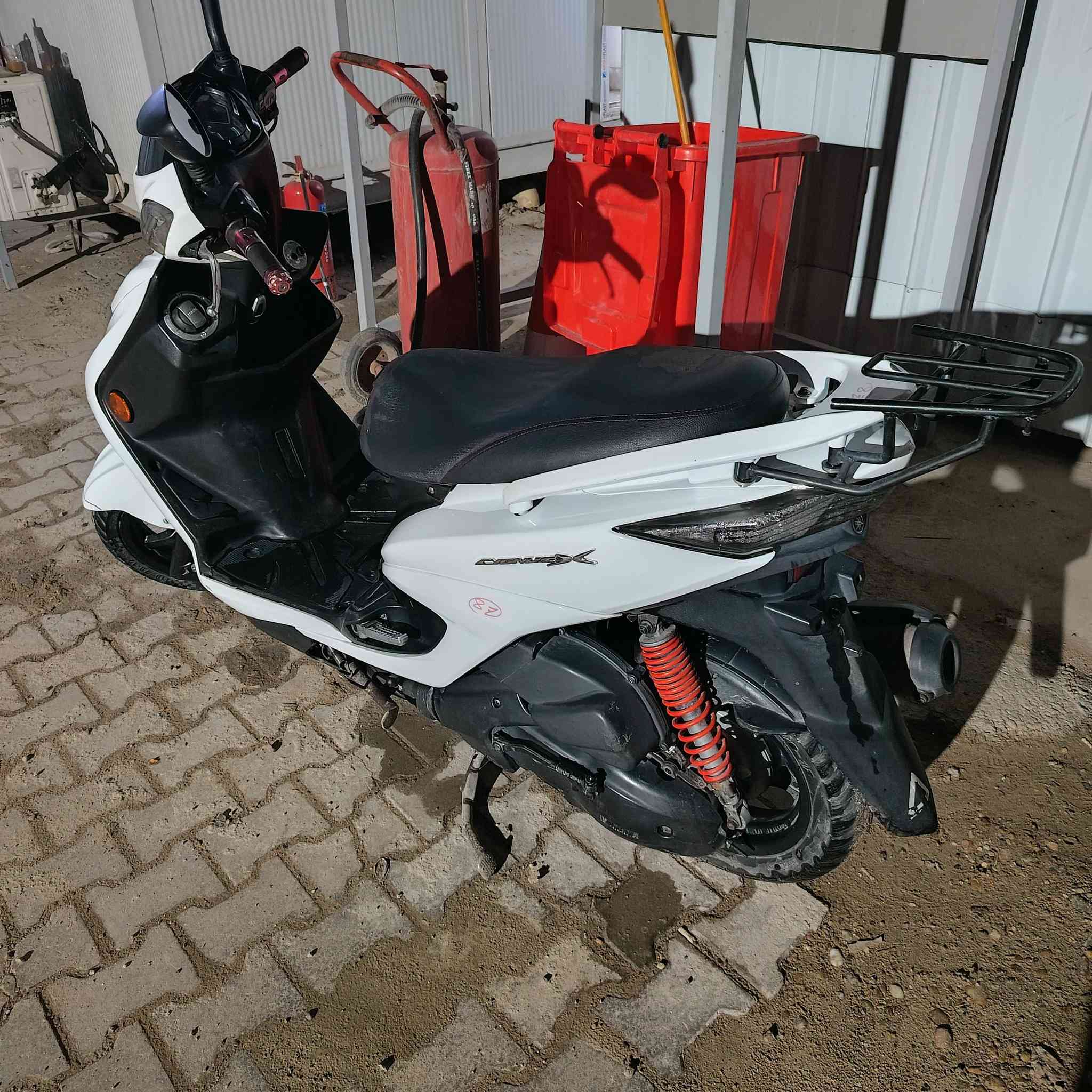 مرخصت الادمن المحترم 
السلام عليكم مراوس  سكنس لد ياباني قبق نفخ استاند حساس نكره سلف كهربائيات كوله شغاله شلعه ومعدل فول دشبول شغال نضيفه محرك مكفول واخرس كل نقص مابيه مكاني بل اعظميه نهايه شارع عمر ***********
