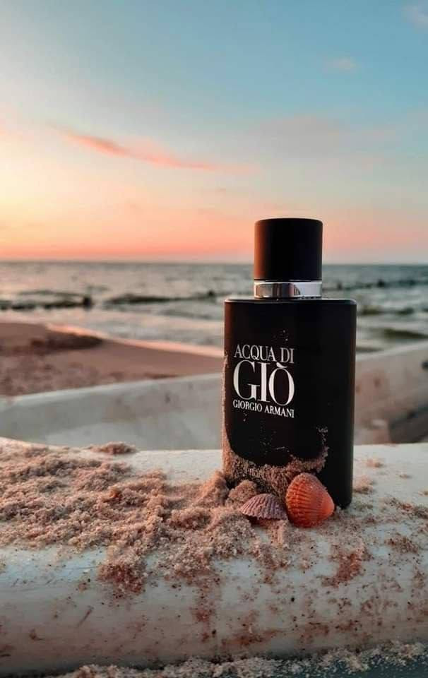 ✨ العطر الرجالي الاكثر طلبا 
عطر أكوا دي جيو بروفومو من جورجيو أرماني Acqua di Gio Profumo Giorgio Armani

عطر أكوا دي جيو بروفومو Acqua di Gio Profumo هو أحدث عطور دار جورجيو أرماني Giorgio Armani للرجال صدر مطلع هذا العام 2015 كأحد عطور الأروماتيك أكواتيك في قنينة سوداء اللون مع مكونات أكثر عبقا من الإصدارين السابقين (أكوا دي جيو ، و أكو دي جيو إيسنزا)

عطر اكوا دي جيو بروفومو Acqua di Gio Profumo

يحوي عطر أرماني الجديد أكوا دي جيو بروفومو Acqua di Gio Profumo مزيجا من البخور و رائة مياه البحر مع البرغموت و المريمية و الباتشولي.
الحجم. 100 مل
السعر 10 الاف 
🚘 يوجد خدمة توصيل لجميع محافظات العراق ٤ الاف 🚘


**إذا كنت صاحب هذا الإعلان وتريد حذفه لأي سبب، رجاءا أرسل رسالة إلى الدعم الفني**