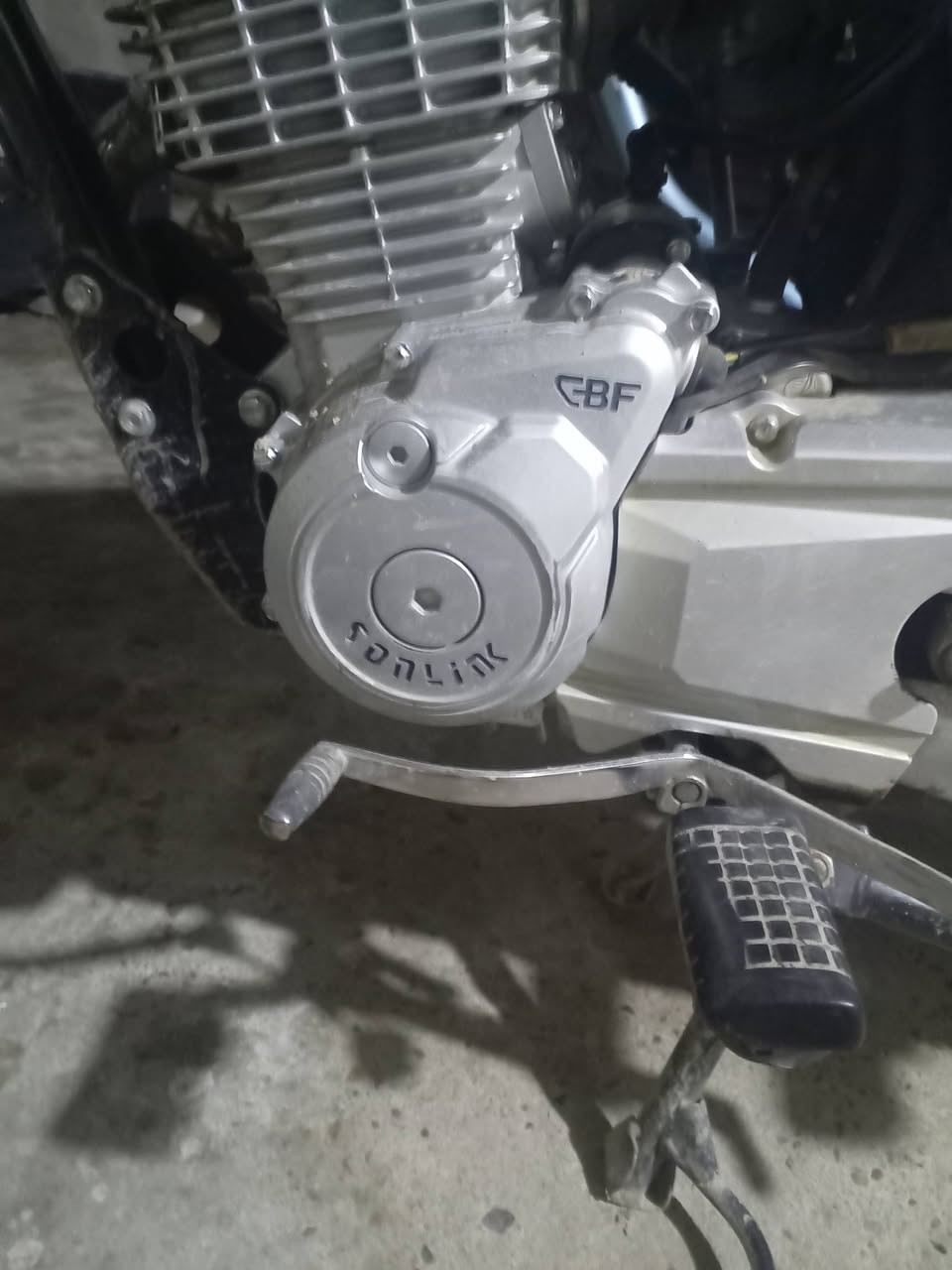 السلام عليكم سونك 24 نازله بل 25 وياه بصمتين تشغيل عند بعد المكينه خرسه أوراق الدراجه نضيفه بمعنه الكلمه *********** بيه َواتساب بس السعر 725 وبيه مجال حك الجيه  الدراجه كامله خاليه من النقص المكان البياع
