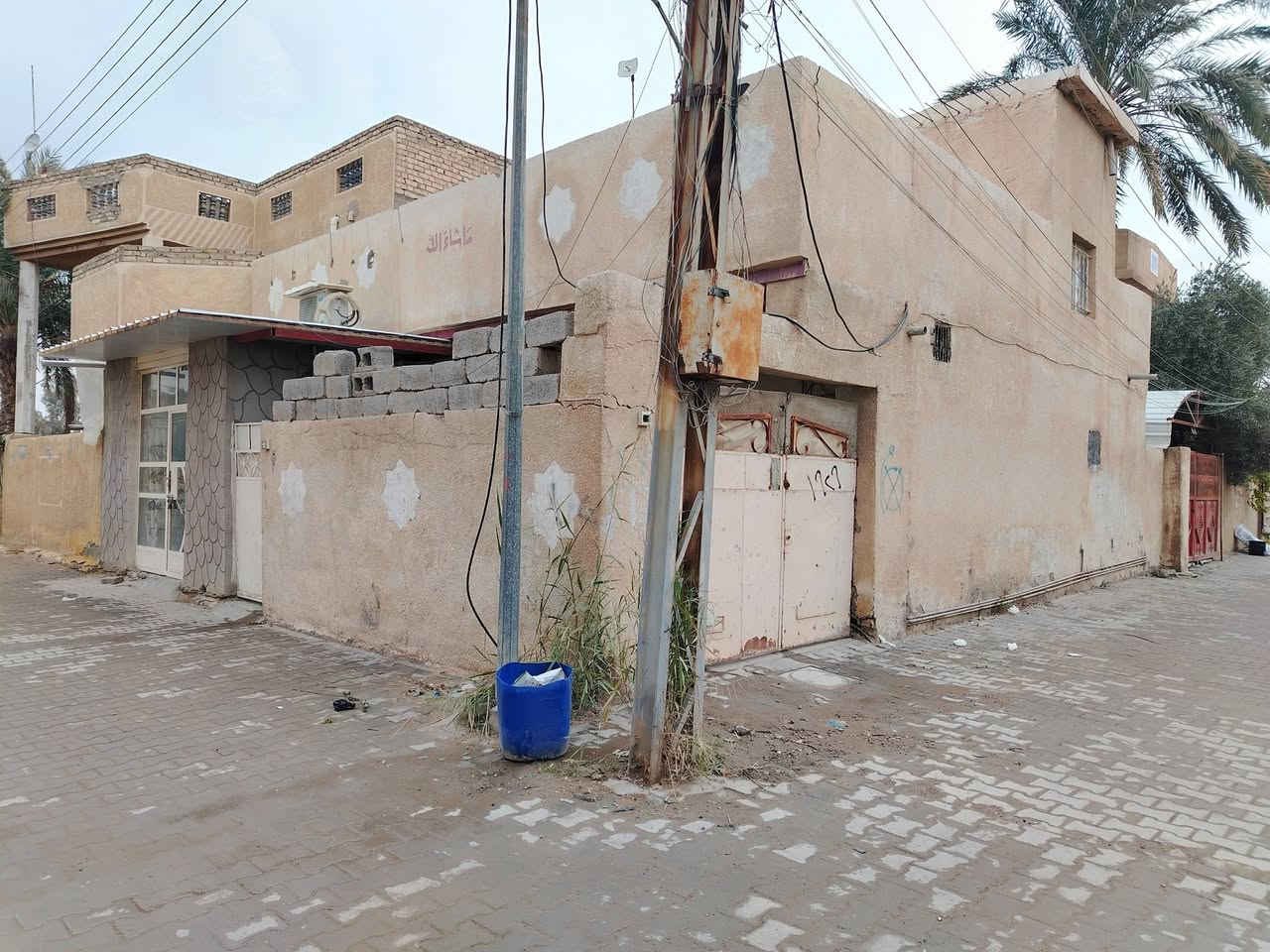 السلام عليكم.
دار للبيع المساحة 120 متر (10 ×12) ركن يحتوي على نوم عدد 2 +صالة +مطبخ +صحيات الموقع حي الفاروق الثانية قرب ملعب الكيلاني للإستفسار الاتصال على الأرقام.
***********
***********
