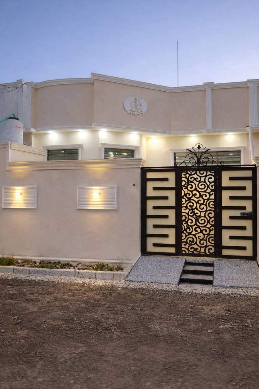 بيت لبيع باحمدان قرب جامع فاطمه مساحه البيت 200السعر 88وبي مجال لتواصل ***********
