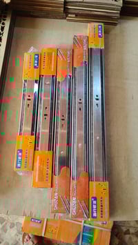 مقابض وسلايت • كروم أسود ذهبي • تجهيز معارض