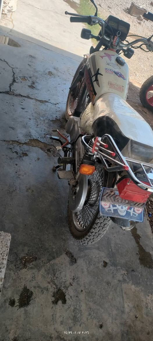 تحيه طيبه لناس الطيبه 
لدي دراجه تايكر موديل 20الدراجه حلوه مكينه مامفتوحه بيها منفيس دخم تاير جديد كهربائات كلها شغاله الشراي ينورنه السعر 375وبيها مجال لطيبين ملاحضه التانكي بي ضربه وعلا ماتوقع هاذ موعيب مكاني القياره قريت الحاج علي رقم ***********
