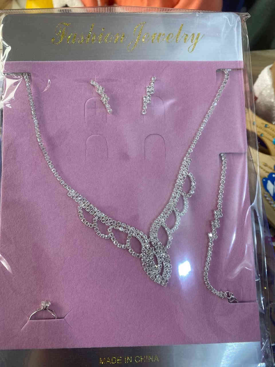 طقم العروس باسعارر مناسبه جدا 
الاحمر 10
البيجي  8
الوردي 4
اشكال متعددهه جمله مفرد 
يوجد توصيل عنوانه 
النصر الصوب الصغير مقابيل بنايه سيد علي 
كوزمتك ابو مهدي 
***********
