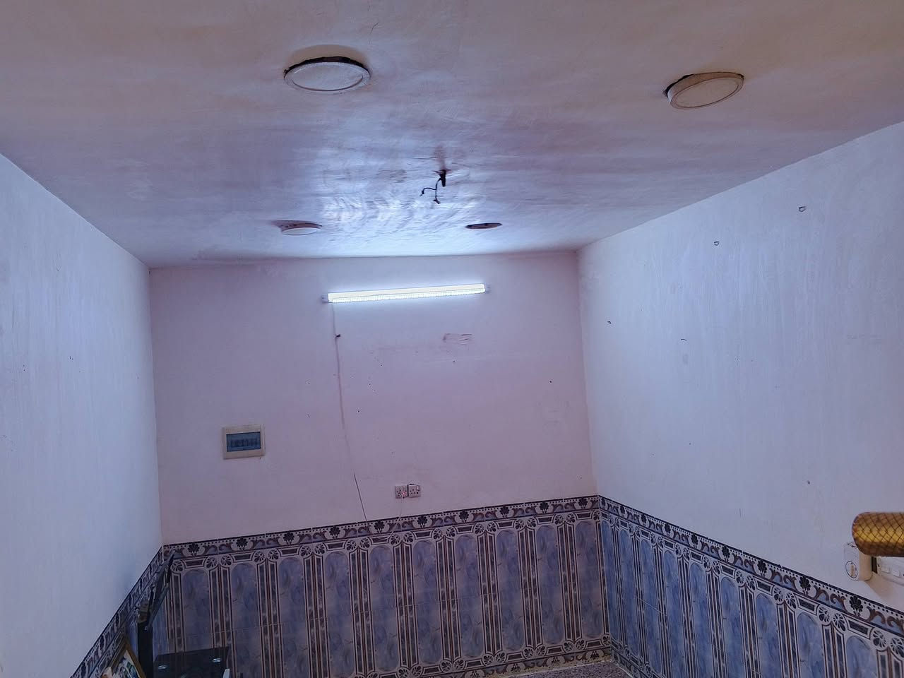 دار لبيع مساحة 300متر  منطقه بوب شام في قريه  ***********
