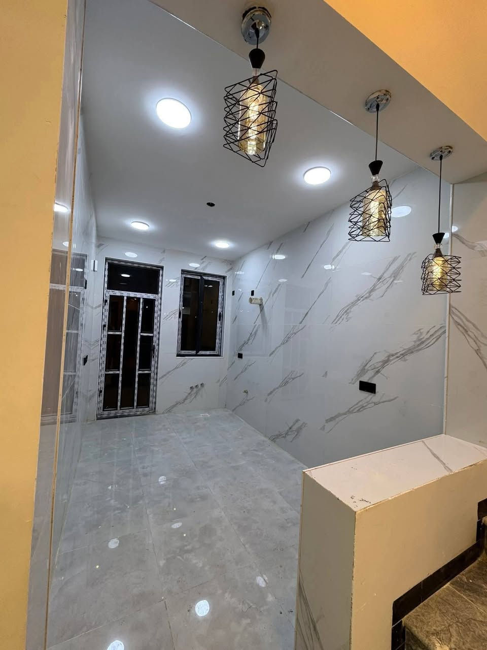 #لدينا_دار_للبيع مساحه 100 متر واجهه 6 وربع ونزال 16 طابو زراعي سند 25 قرار محكمه البيت يحتوي على3 غرف نوم وصاله وستقبال ومطبخ  العنوان بغداد الدورة مدخل البوعيثه مجمع الامل
هاتف ***********
***********
