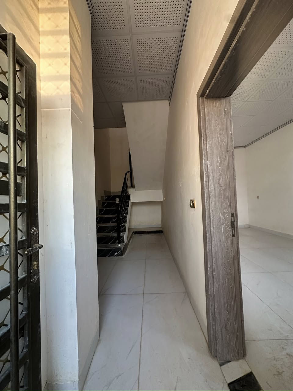 دار للبيع ركن( ديوم منطقة ١٦٠٠٠ الف   ) 
مساحة /100 متر  ركن 
وجه  /10  متر 
نزال /10 متر 
شارع ١٥ متر
قريب كلش من الفلكة 
3 غرف نوم 
مطبخ معزول +هول + استقبال 
صحيات عدد٢ 

***********
