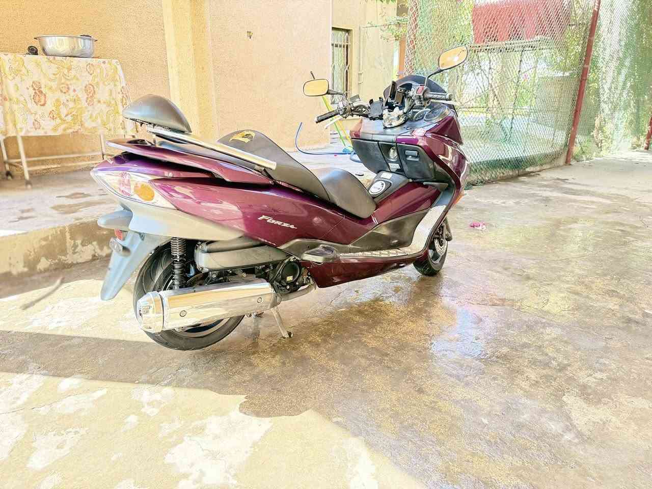 فورزه 010 لون كرزي مميز 
 كير 7 نمر اربع تحويلات
اديرلها دهن موتل وبانزين محسن 
الدراجه رمبه قبل سته اشهر نازله 
كفاله عامه محرك وگير وشلعه ومعدل يشك الكاع وين ميعجبك افحص 
كهربائيات كلها شغاله لدراجه جاهزه وتخبل
وعليهه منظوم زنون اصلي           
وبلعافيه على لياخذها ميصرف عليها شي السعر مليونين  وماتحصل هيج نضافه بهيج سعر خاص موجود ***********مكان الدراجه بغداد ابي غريب
