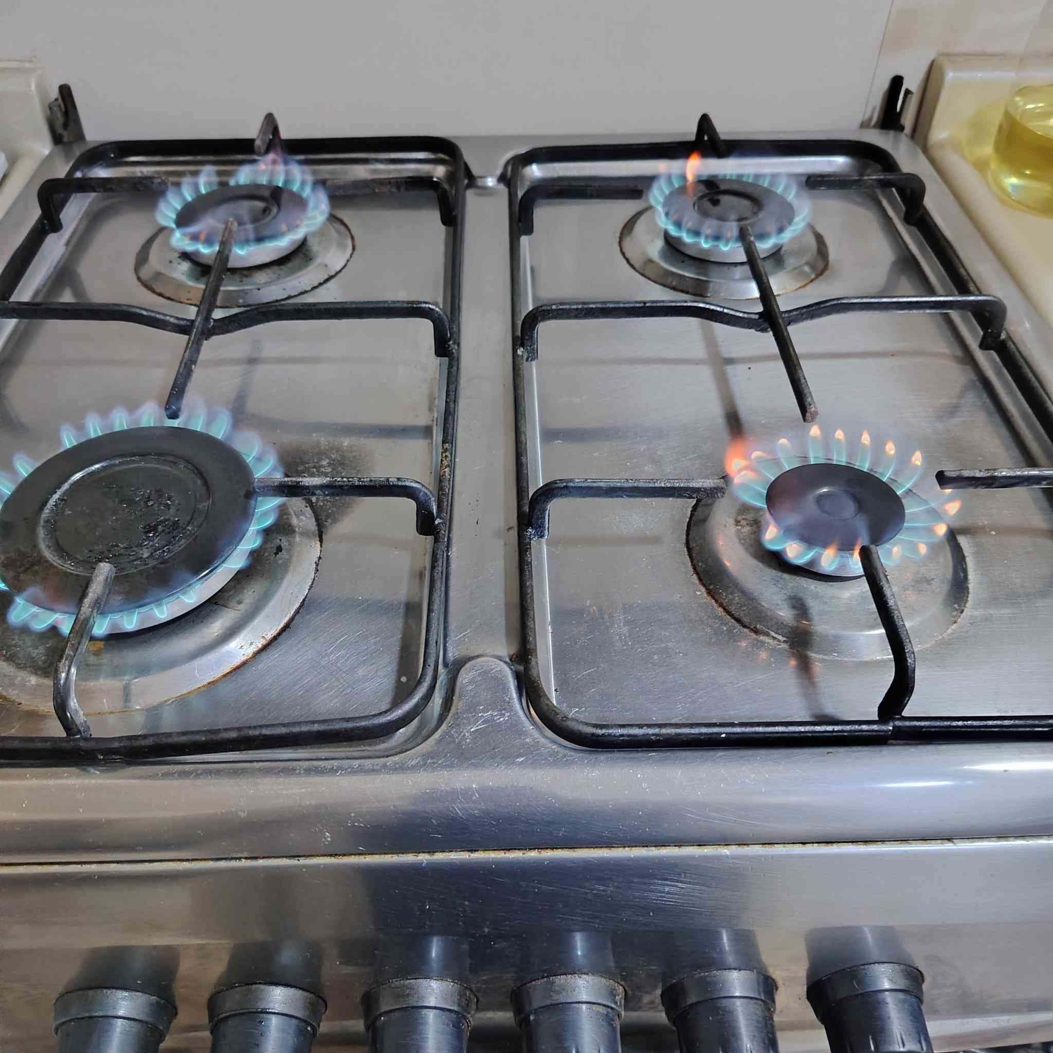 طباخ نظيف شغال مالبيت
***********
