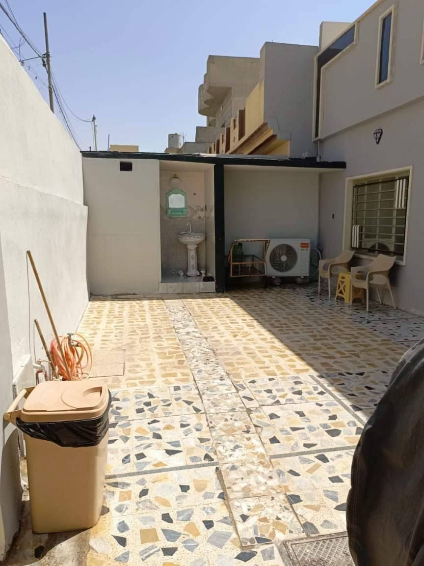 دار للبيع  🏠
_______
الموقع : 📍
⚝حي القدس
قرب جامع المؤمنين  
مقابل الدار مدرسة شمس المعرفة الابتدائية للبنات 
 ومتوسطة حفصة للبنات الجديدة
___________________
⚝ مساحة الدار :200متر بالسند
واقع حال 270متر*70مترفضلة   عبارة عن  حديقة خلف الدار  
واجهة10
وعمق 27
طابق ونص
⚝  حوش كبير  استقبال جبسن بورد   هول منور صغير للانارة ثلاث غرف نوم ٢بالطابق الأرضي  والطابق الثاني غرفة نوم ١ صحيات تواليت غربي وشرقي الدار سيراميك وكاشي  
*سند ملك صرف
  مع الكاونتر  الستائر
السعر على واتساب فقط.. ***********
