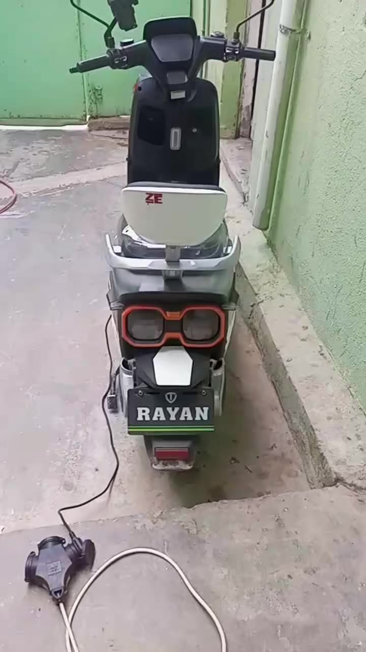 ماطور شحن نوع ريان كامل ماناقصه شيء السعر قفله ٧٠٠.  حي السماح ***********
