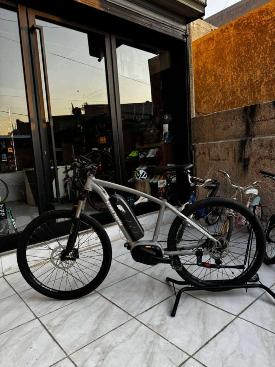 benell 🇮🇹هايبرد او مساعد 
حجم الاطار 27.5
معدن الامنيوم 
محرك وسطي من شركه 
BAFANG. M400
بطاريه ليثيوم 36V
سرعه 25 km
عدد السرع 10×1
سستم شيمانو ديور 
بريك هيدورليك شيمانو
السعر  500 رقمي ***********
