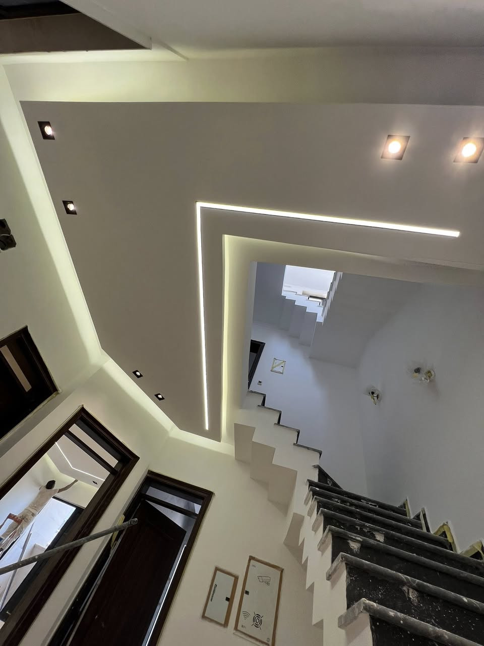 مع ديكورات القمة لتحتار راح نوفرلك كلشي يخص الاصباغ والديكورات : 
ويانه بيتك حلو ومميز:
#سقوف ثانويه
ديكورات جبسن بورد 
#ارضيات_باركيه
#تغليف_الجدران
#ورق_جدران
#اصباغ 

 القمة لديكورات الداخليه والخارجيه الحديثة
***********
***********
