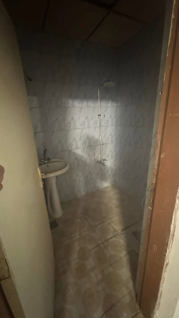 شقق للايجار عدد2 في السيدية (نضيفات ) طابق ارضي و طابق اول
مساحه كل شقه 80m تحتوي كل شقه على 

غرفتين نوم وصالة ومطبخ وخدمات صحيه 
موقع: السيديه مربع الاقتصاديين على شارع 30m

سعر الطابق الارضي 600 الف  
سعر الطابق الاول 500 الف 

‼️متوفر #عروضات اخرى لم يتم #ذكرها   عمارات 
تجارية وسكنية وشقق تجارية وسكنية ومحلات وعيادات

📊كل ماعليك الاتصال على الرقم (***********) أو المراسلة على الصفحة *ʲᵒⁱⁿ ᵘˢ*
الكوخ للتطوير العقاري
