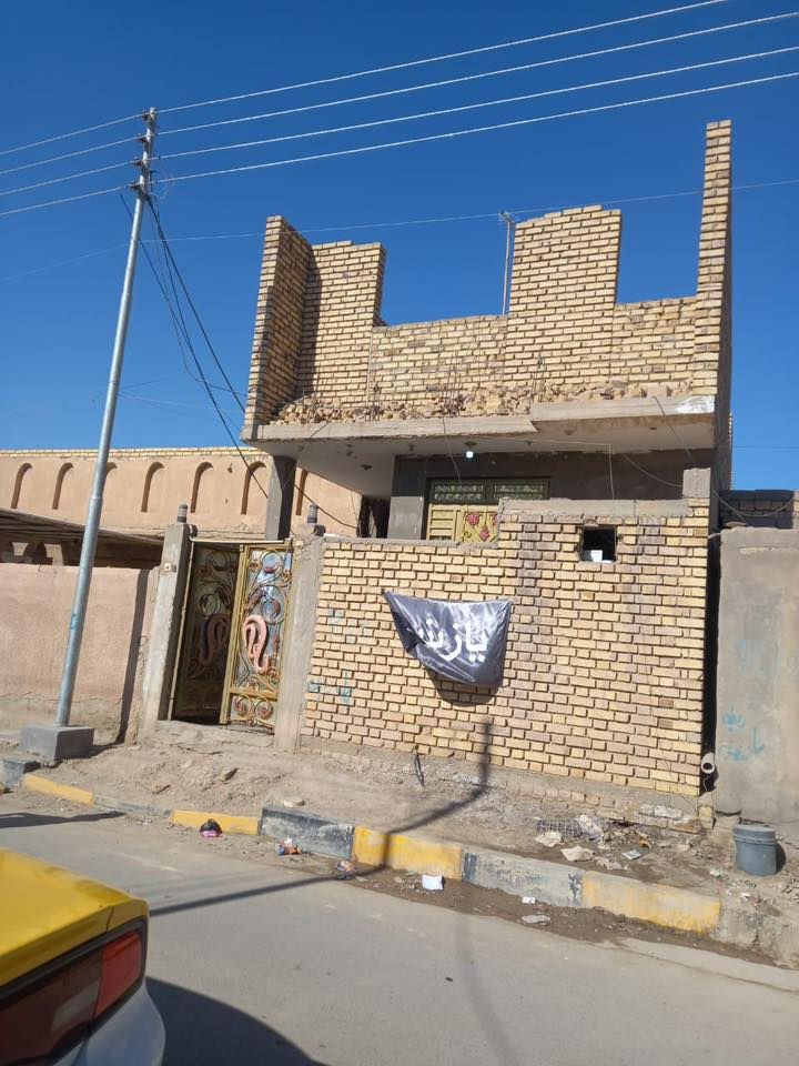 سلام عليكم بيت للبيع طابو ١٢٠ متر بشارع سيد جواد  الحي العسكري مقابيل المدينه الجديده مال  ألعاب   بالفرع ثالث بيت عن ركن  طابقين الطابق الثاني واصل للسكف.  الطابق الأول 
دوانيه جبيره وصاله ومطبخ وغرفه وصحيات داخليه وخارجيه 
الطابق الثاني كذالك 
هذا رقمي***********
