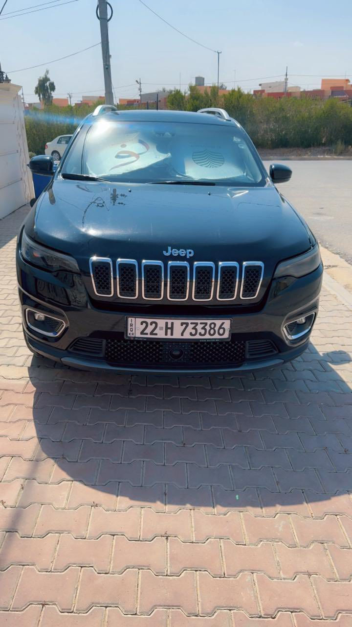 من رخصة الادمن
السلام عليكم————————————
نوع السياره : جيب شيروكي ( بزون ) لمتد
الموديل : 2021
عدد الاسطوانات : 6 سلندر 
الوارد : امريكي
ماشية : 93,000 كيلو ( قابل للزيادة )
رقم اللوحة : اربيل 
العنوان : اربيل
السعر : 17,500 $  (175 ورقة )
————————————————-
ضرر السياره : 3 قطع صبغ باب السائق والباب الي خلف السائق والجاملغ الخلفي من جهة السائق وحاليا بيهن طخات خفيفة طاك ايرباك البردة وبيها شخوط خفيفه
بالنسبة للبجم كبس على وضع الشركة مابي اي حادث و موجود رقم الشاصي لليحب يتأكد 
————————————————
فول مواصفات فئة لمتد 
شاشة كبيرة 
كامرة خلفية دوارة 
كشنات جلد  
بانوراما 
تبريد قطعتين امامي - خلفي
لايت زنون + كشاف
فور ويل 
اشاير بالمري + علامة نقطة عمياء 
رادار جانبي + رادار خروج مسار + توقف ذاتي امامي خلفي 
حساسات خلفية بلادية 
كشن تدفئة + ستيرن تدفئة 
صندوق كهربائي 
————————————————
العنوان :اربيل 
الرقم : ***********
