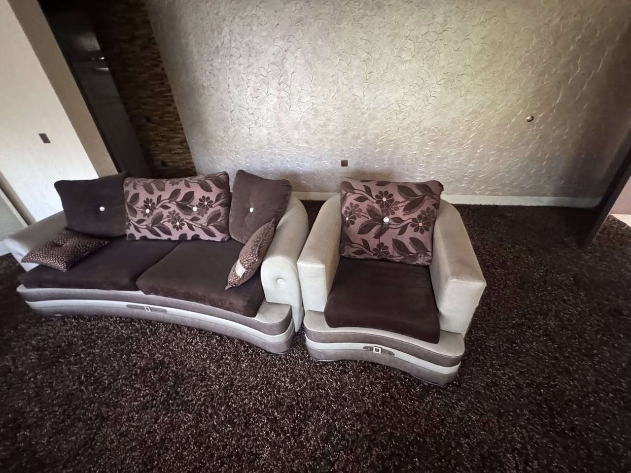 🛋️ طقم قنفات (كنب) فخم جداً بحالة الوكالة للبيع 🌟
السلام عليكم.. للبيع طقم قنفات راقي جداً وتصميم فخم ومميز.
 الحالة: الطقم جديد تماماً وبحالة الوكالة (غير مستخدم، فقط معروض بالمجلس).
 المواصفات: القماش من أرقى الأنواع، والإسفنج متين جداً ومريح (قعدة ملوكية)، والخشب قوي وصناعة درجة أولى.
 السبب: البيع بداعي التغيير فقط، والطقم خالي من أي عيوب أو شخوط نهائياً (على الفحص).
 الموقع: [اربيل ،عنكاوا]

 للتواصل والاستفسار (اتصال أو واتساب): [***********]
