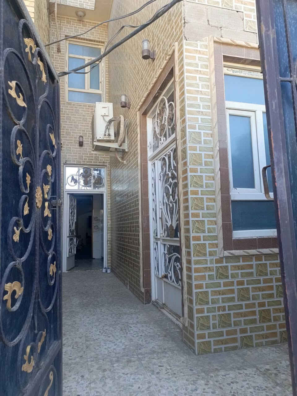 السلام عليكم ورحمة الله
للبيع بيت ١٠٠م واجهه ٥م نزال ٢٠م شارع ١٠م على ساحه حي القدس منطقة القضاة مكان كلش حلو البناء صب كونكريت اخو الجديد يحتوي البيت على طابقين الاول صاله وستقبال ومطبخ وصحيات داخليه وخارجيه الطابق الثاني يحتوي على غرفتين وصاله وصحيات يباع مع البيت سبالت جداريه عدد ٤ واثاث المطبخ اما الاثاث المتبقي حسب رغبت المشتري السعر    ١٦٠  مليون بي مجال قليل تقديرا للمشتري
تفاصيل اكثر الاتصال على هذا الرقم *********** يتوفر واتساب
