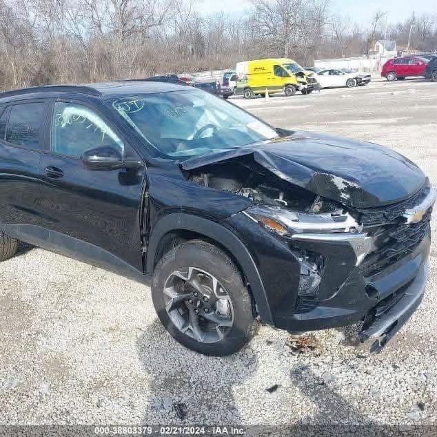 السلام عليكم
Chevrolet Trax موديل 2024 
ماشية 40000 الف 
حادثه موضح داخل المنشور 

* دعم Apple CarPlay وAndroid Autoلاسلكيًا.
* كاميرا خلفية.
* تشغيل السيارة بزر.
* مصابيح LED.
* نظام تثبيت السرعة 
    * التحذير من الاصطدام الأمامي.
    * المساعدة في البقاء داخل المسار.
    * التنبيه عند مغادرة المسار.
سياره حلوه أفول شي بالتراكس 
***********
السعر 155
