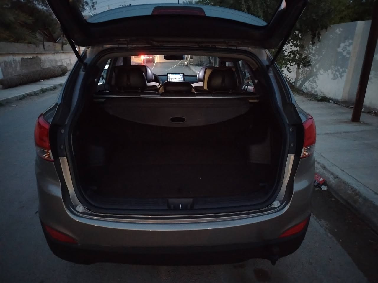 سلام عليكم توسان موديل ٢٠١٠ رقم بغداد تحويل مباشر السعر ١٢٧ وبي مجال *********** فول
