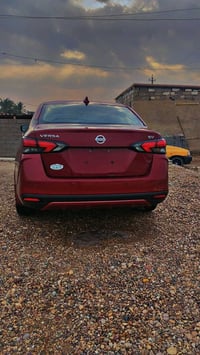 نيسان فيرسا  موديل 2022   موصفات معروفه  تحكم ستيرن  بصمه  شاشه كبيره ...