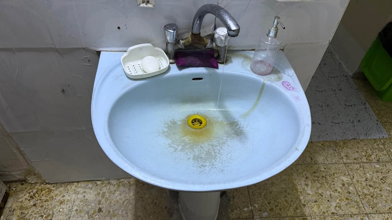 للبيع مغسلة سيراميك مع القاعدة والخلاط، بحالة جيدة وتعمل بشكل طبيعي، مناسبة للمنزل أو الشقة.

* مناسبة للمنزل أو الشقة أو الاستراحة.
* تعمل بشكل جيد.
* البيع بسبب التجديد

💰 السعر: 20 (قابل للتفاوض البسيط)
📍 الموقع: البصرة – الطويسة
📩 للتواصل: مراسلة على الخاص أو الاتصال البصرة, العراق


**إذا كنت صاحب هذا الإعلان وتريد حذفه لأي سبب، رجاءا أرسل رسالة إلى الدعم الفني**