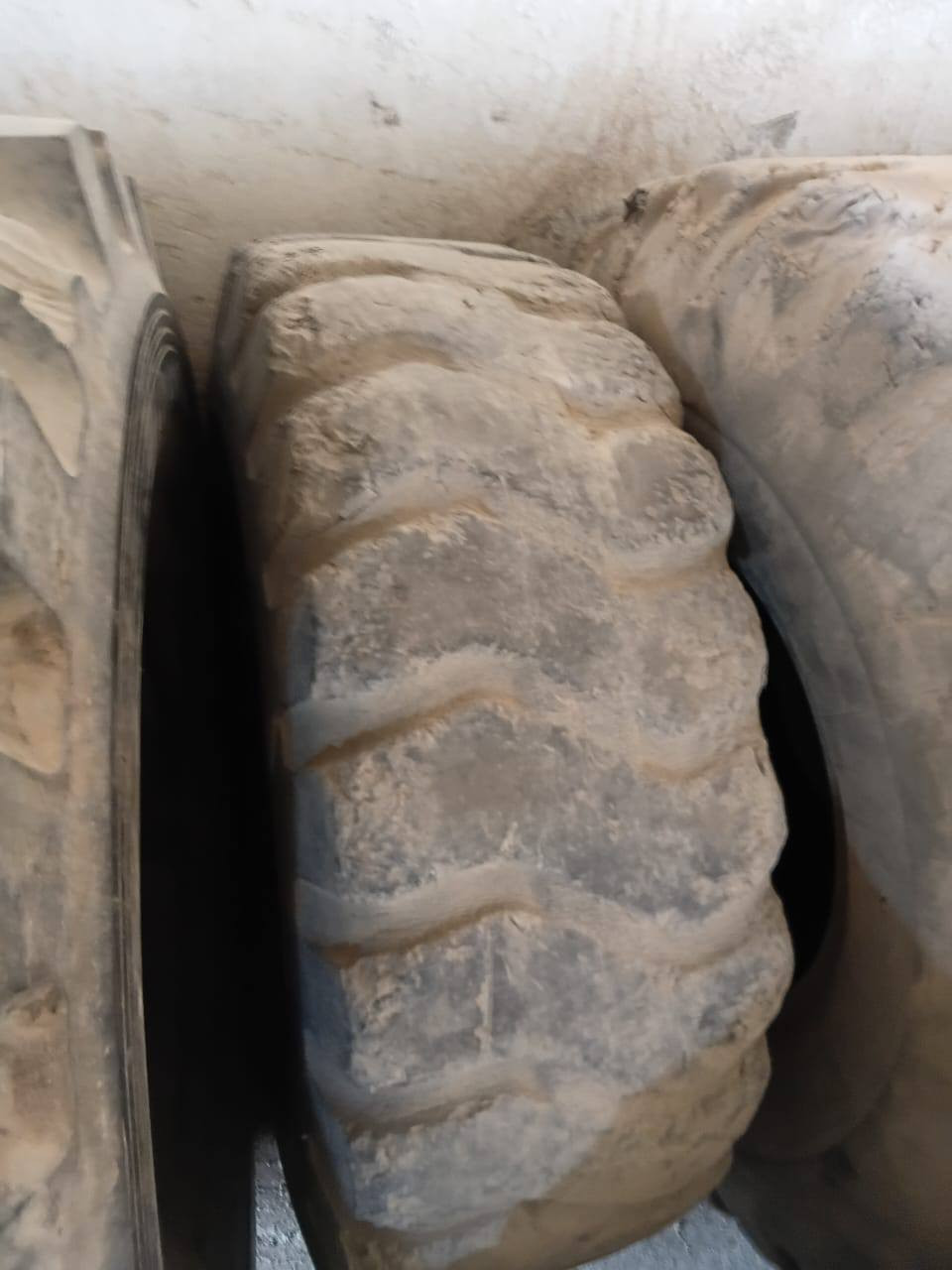 السلام عليكم البيع تايرات الحجم 20 5 25  و 23 5 25  و.
17 5 25 الجديد ول مستعمل نضيف الستفسار عله الرقم ***********  🌎  ***********
