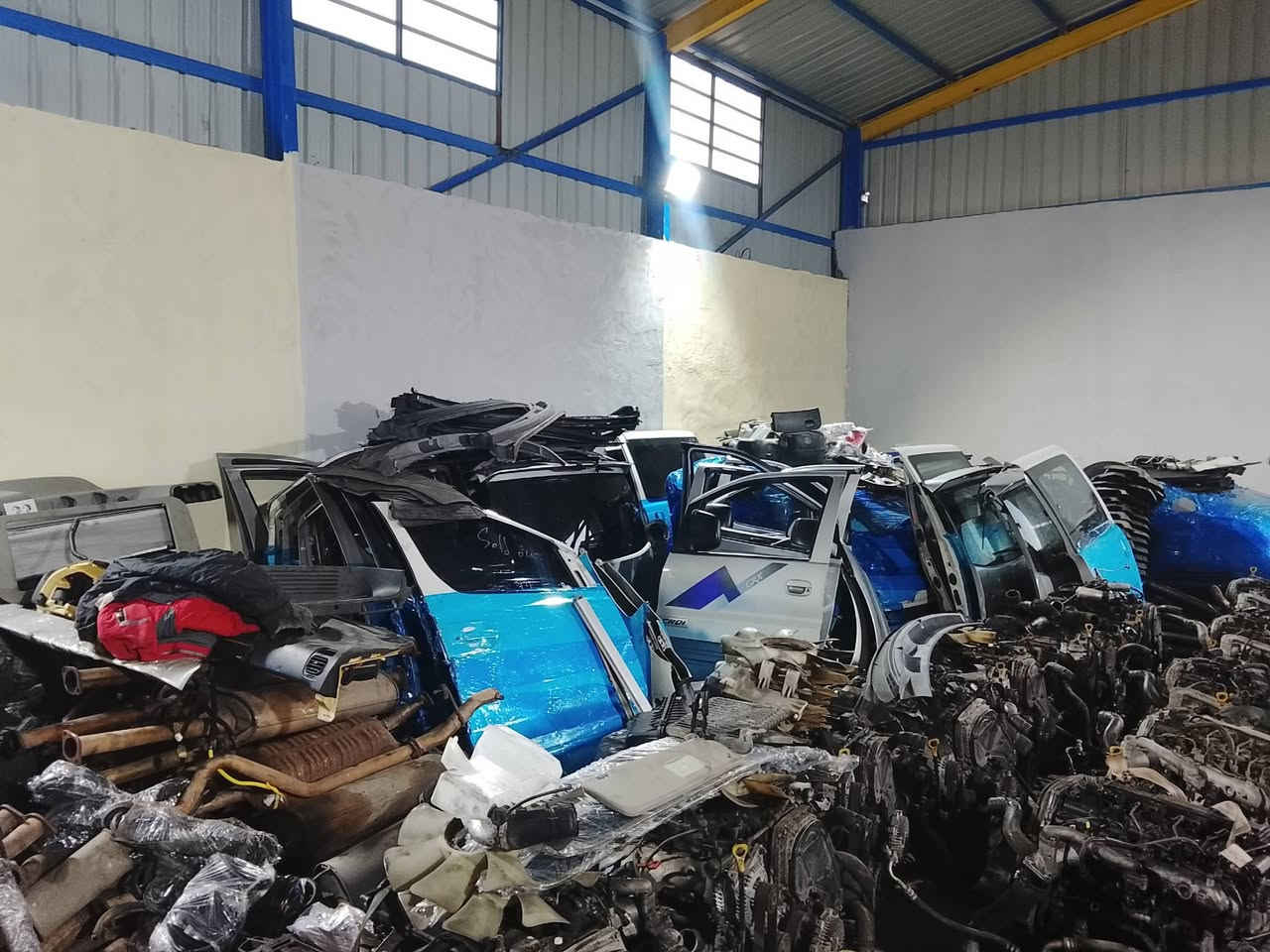 السلام عليكم ورحمه الله وبركاته تم بعون الله تعالى وصول حاويه أدوات هونداي ستاركس مسكر كصاة مثل ما موضح بالصورة بجم كامل مكمل محركات نظافة 100/100 حداديه أيضاً وأبواب جديده كلش شنو تريده موجود عدنا العنوان بابل الحمزة الغربي حي الصناعي قرب المتنزه ..رقم الموبايل .*********** .*********** .تحياتي لكم
