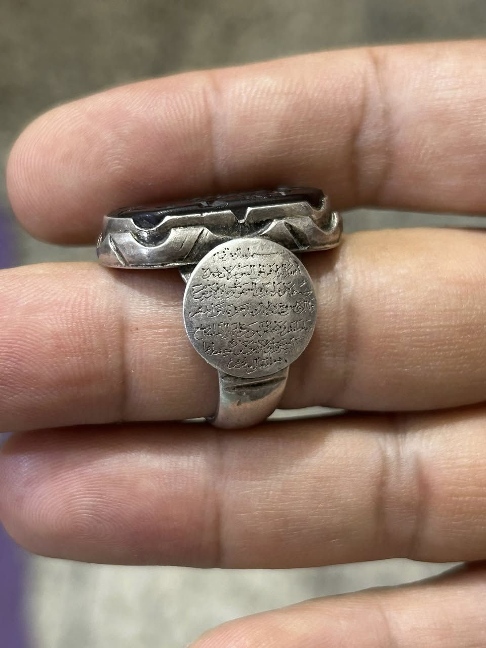 خاتم 💍رجالي فضة مزين بعقيق كرزي غامق مصور صياغة جانبية آية الكرسي 
قياس 19.5 
السعر 💵75 الف دينار عراقي 
للطلب و الاستفسار مراسلة الصفحة 
او على رقم واتساب ***********
