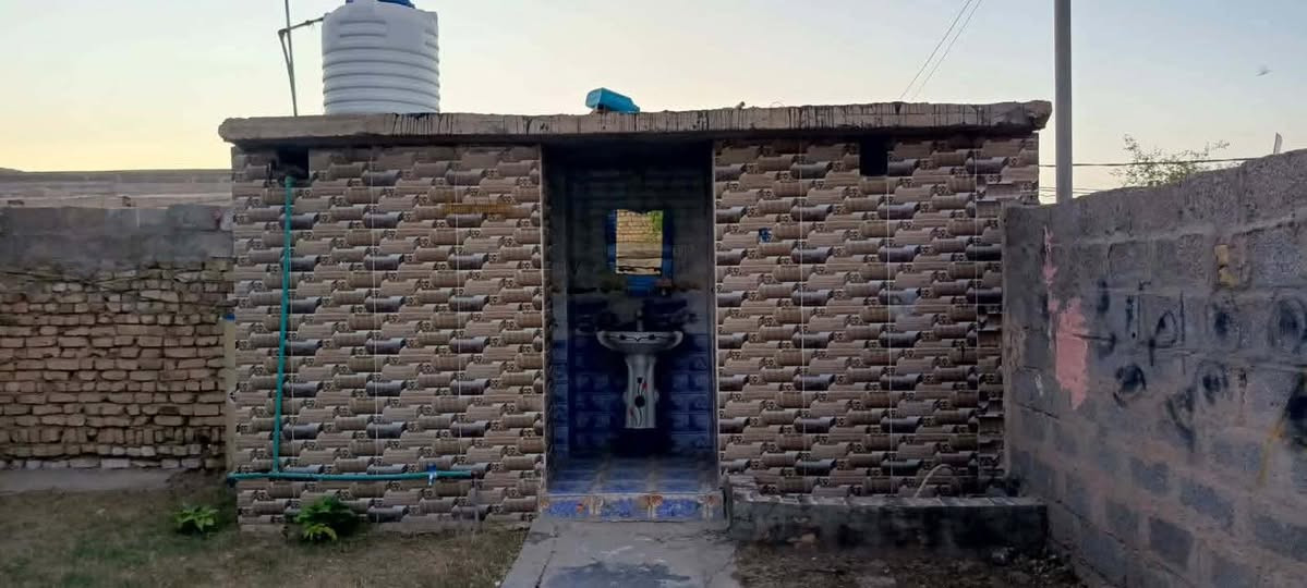 بيت للبيع في الكوت حي الحكيم  المساحه ٤٠٠ ستقبال عرضه 4 وتلطول 10
بيه غرفتين 5x4
صاله 9x4
مطبخ 4x5
بيه ترك
وبيه حديقه
طابوك
وصب
البيت كامل عل اخر شيء
مكانه كوت حي الحكيم الثاني قرب
مجسر الحولي
ثاني بيت عل شارع العام *********** تصال ع رقم السعر يم صاحب البيت
