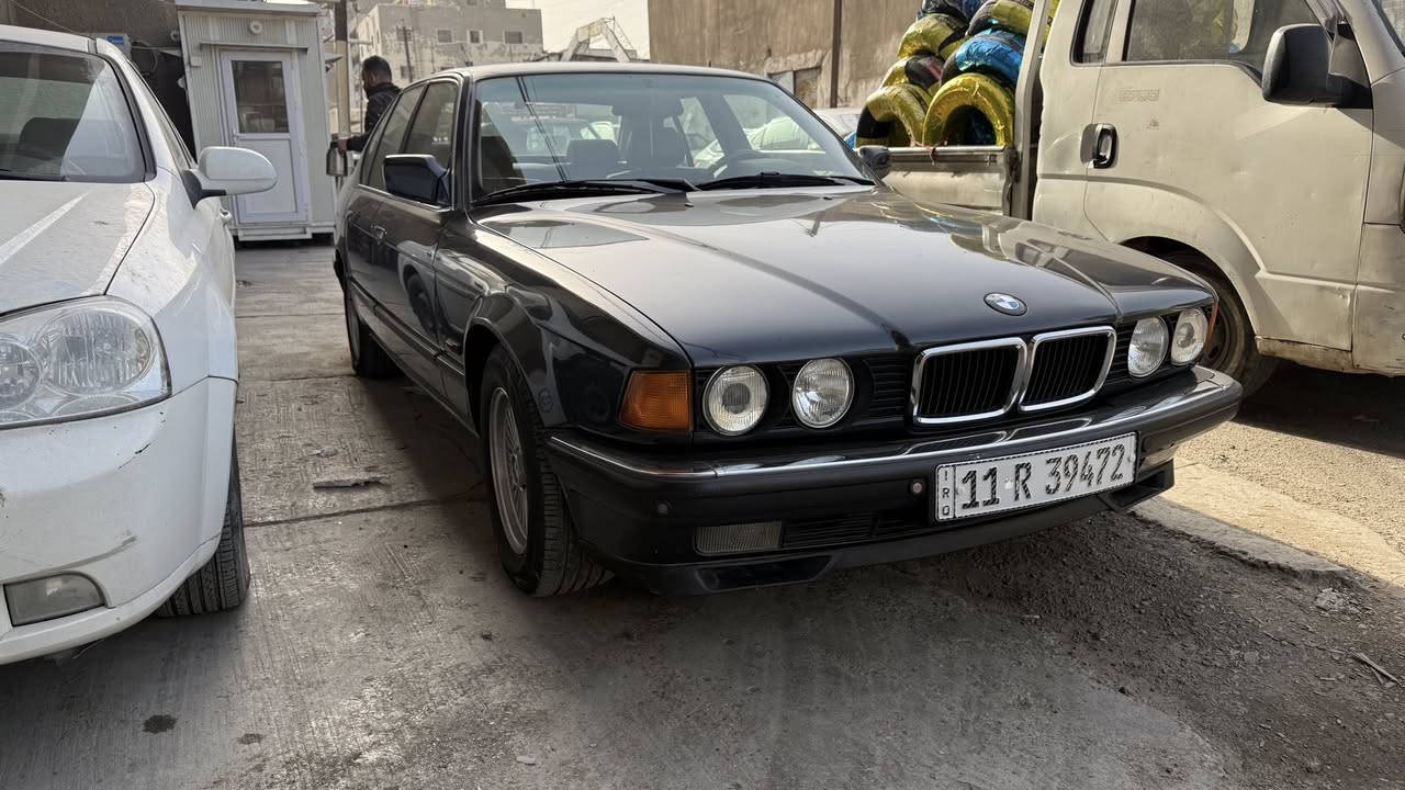 السلام عليكم حبايب
740 
1993 
خمس بردات 
دبل جام
جنطة شفط 
شفت ستيرن كهرباء 
مري قلاب 
حساس امامي خلفي شغال
مانع انزلاق شغال  
سيارة اخذته بيه جراد وصبغته على ايدي جديدة بمعنى الكلمة لا خياس لا ضربة
رايده ب ٩٠ 
***********
