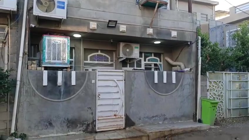 سلام عليكم يوجد بيت للبيع مساحه 50 متر مناصفه يحتوي على 3غرف نوم واستقبال ومطبخ وصحيات العنوان بغداد كميره الجزيرة  قرب الشارع الريئسي إقرار محكمه الاتصال على الرقم *********** السعر 67 وقابل لتفاوض
