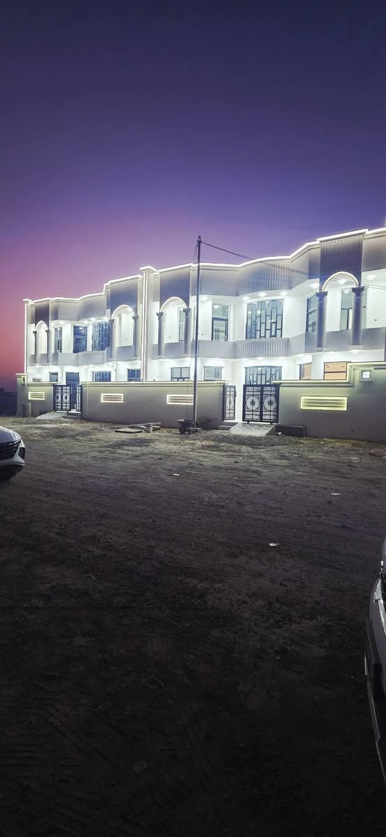 بسم الله إعلان بيت للبيع عدد ٢ الرمادي ال٥كيلو نزلت جامع التقوى الشراع خلف محلات سعد البيلاوي تبعد عن شارع العام ١٥٠متر المساحه الكليه للبيتين ٢٥٠متر ركن كل بيت مساحه ١١٢ونص الوجه البيت ١٢ونص نزال ١٠متر طابو صرف تحويل مباشر عرض الشارع ١٥متر كل بيت ٢طابق يحتوي الدار على ٣غرف نوم استقبال مطبخ حمام عدد ٢ لكل بيت نوع البناء حجر الطابق الاول الثاني بلوك أستفسار أكثر ***********
