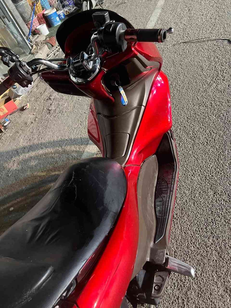 سلام عليكم. 
دراجة بيسي اكس للبيع. 
مديل 16 حجم المكينة 125 cc. 
مكينة مكفولةالدراجة حلوة. 
 شلعتها حلوة. 
كهربائيات كلهة شغالة. 
لايت زنون بيها. 
بيها ملاحضات بسيطة بالكفرات. 
سعرها 1250 وبيها مجال للشراي. 
عنواني بغداد الكمالية. 
ه‍ ‍*********** اتصال فقط. 
ه‍ *********** واتساب فقط. بغداد, العراق
