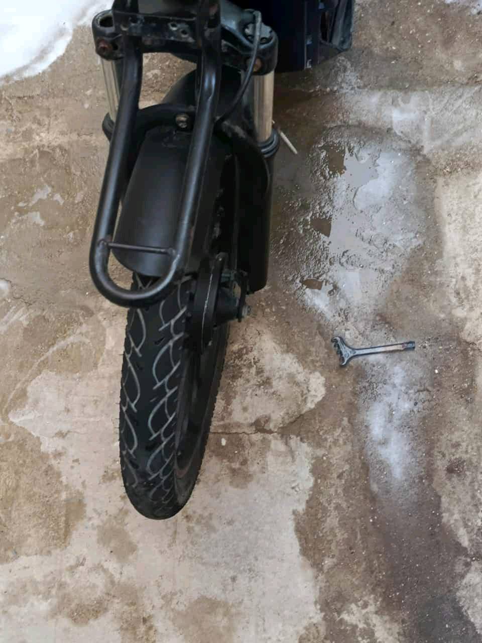 دراجة كهربائية بحالة جيدة جداً، مناسبة للتنقل اليومي. تحتوي على عداد المسافات الرقمي والخطافات الأمامية والخلفية لتثبيت الأمتعة. الدراجة نظيفة ومغسولة بشكل منتظم.