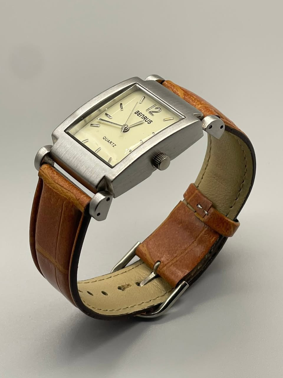 ساعه BENRUS اورجينال نضافة 100‎%‎

نوع الحركة: كوارتز موديل فليكس لاغز، رقم المرجع: PM203BR،، مادة العلبة: فولاذ وكروم العيار: 245،

بلد الصنع: اليابان، الجنس: رجالي،

قطر الهيكل 26 ملم

سُمك الهيكل 10 ملم

———————————————-

يوجد توصيل 🚚 ( بغداد - محافظات العراق )

☎️رقم الهاتف : ***********

للحجز - دايركت
