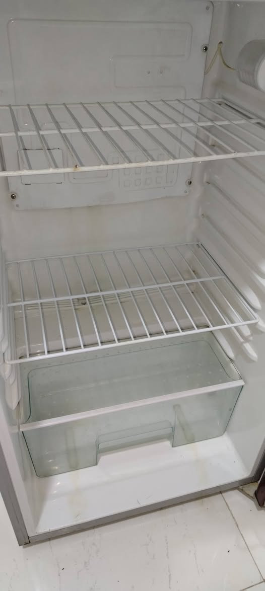 ثلاجه للبيع تبرد وتجمد مابيها اي خلل السعر مناسب الي يحب يشتري وات ساب ***********
