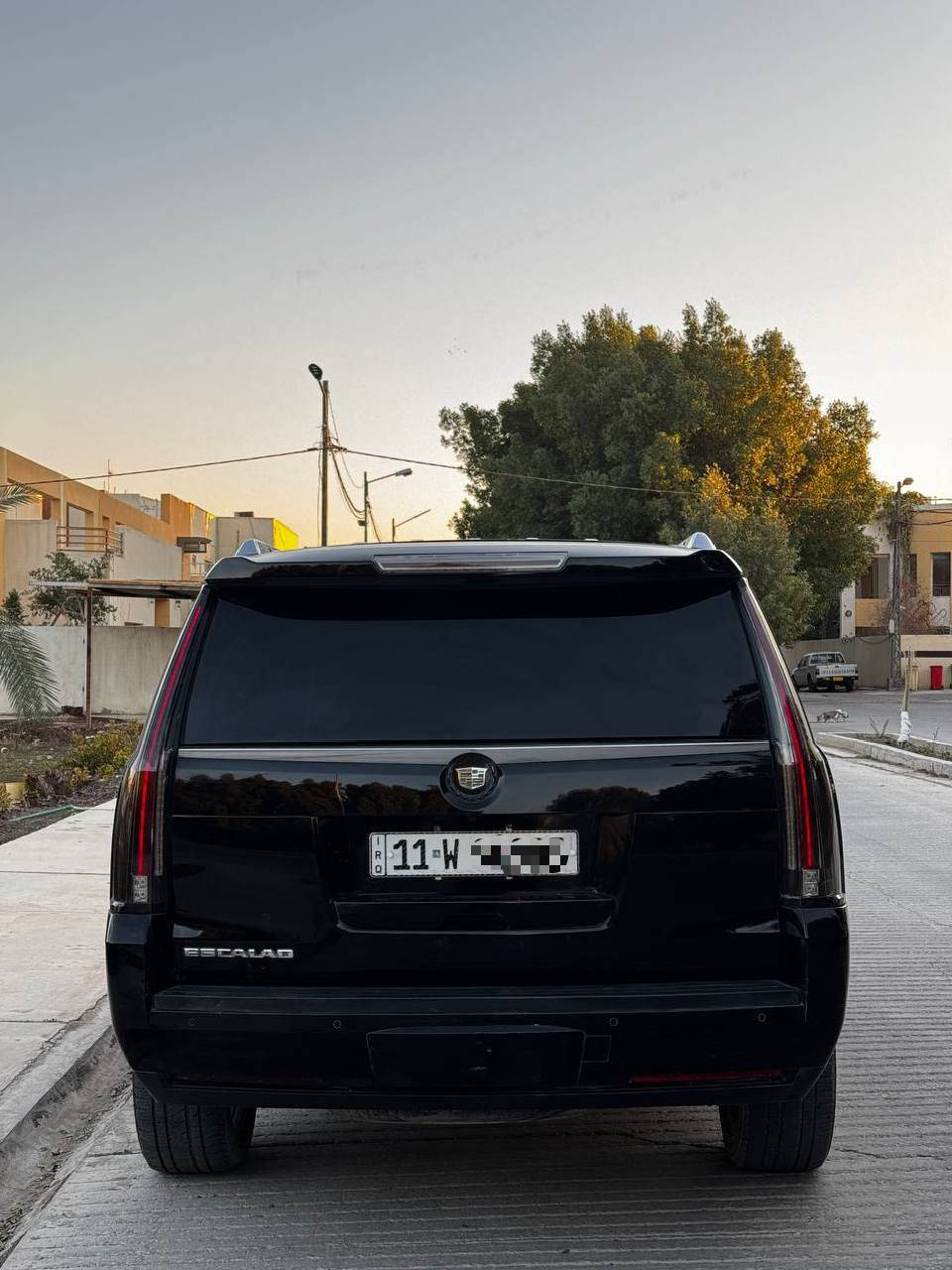 كاديلاك اسكاليد بلاتينيوم 2015
العداد 170 الف كيلو متر 
دوسه كهرباء 
جنطه كهربائيه چلاق 
شاشه DVD بالسقف 
مقاعد جلد تدفئه تبريد 
خزن ميموري 
داتا شو 
محرك 6.2 
مقاعد خلفيه منفصله VIP 
مقاعد الصف الثالث طي كهربائي 
4 كاميرات 
نقاط عمياء
رقمها شبه مميز
فتحة سقف 
عداد ديجيتال 
قاصه 
رادار امامي و جانبي
تثبيت مسار 
كشن هزاز عند الأقتراب من اي جسم أو الخروج من المسار
جنطه شفط 
مرايات شفط و قلاب عند الرجوع 
حساسات أمامية وخلفية 
گير و مكينه كفاله 
السياره بيها قطعتين صبغ بدون حادث 
رقم بغداد بأسمي 
السعر 310 وبيها مجال 
للأستفسار *********** وبي واتساب
