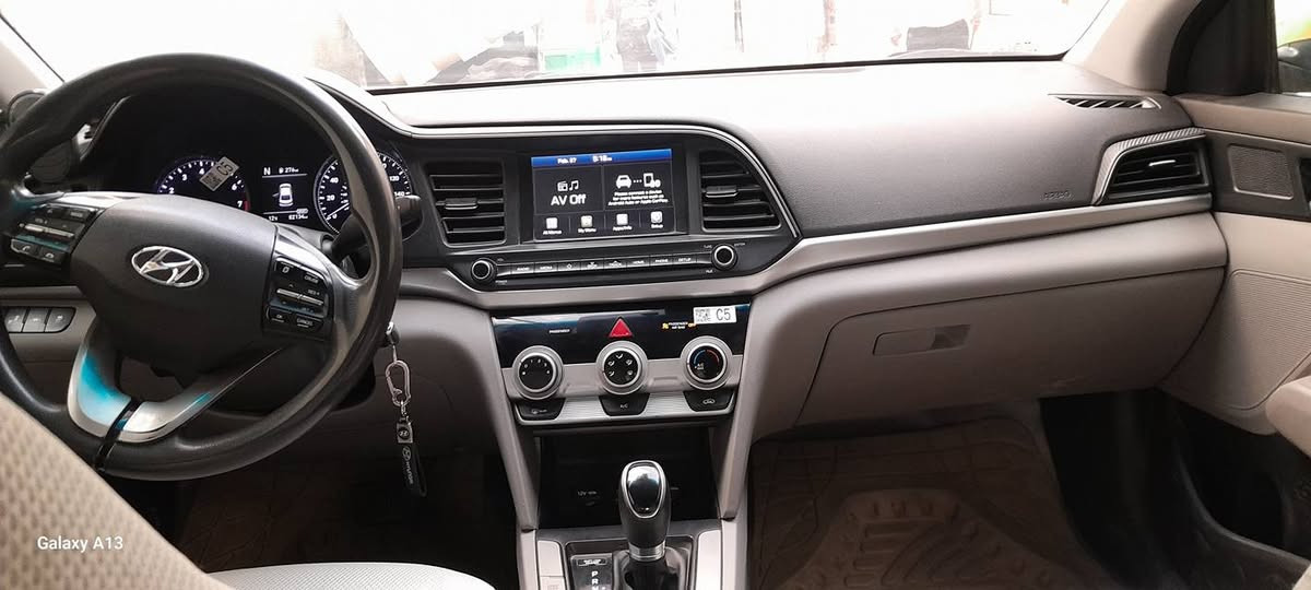 السلام عليكم
النترا ١٩ وارد امريكي 
حادث موجود بل منشور 
كير مكينه مكفول 
مواصفات نص فول
السياره بسمي تحويل ثاني يوم 
ماشيه ٨٢ ميل 
السعر ١٤٣ بيه مجال حك الجيه وتدلل 
اي ستفسار هذا رقمي ***********
