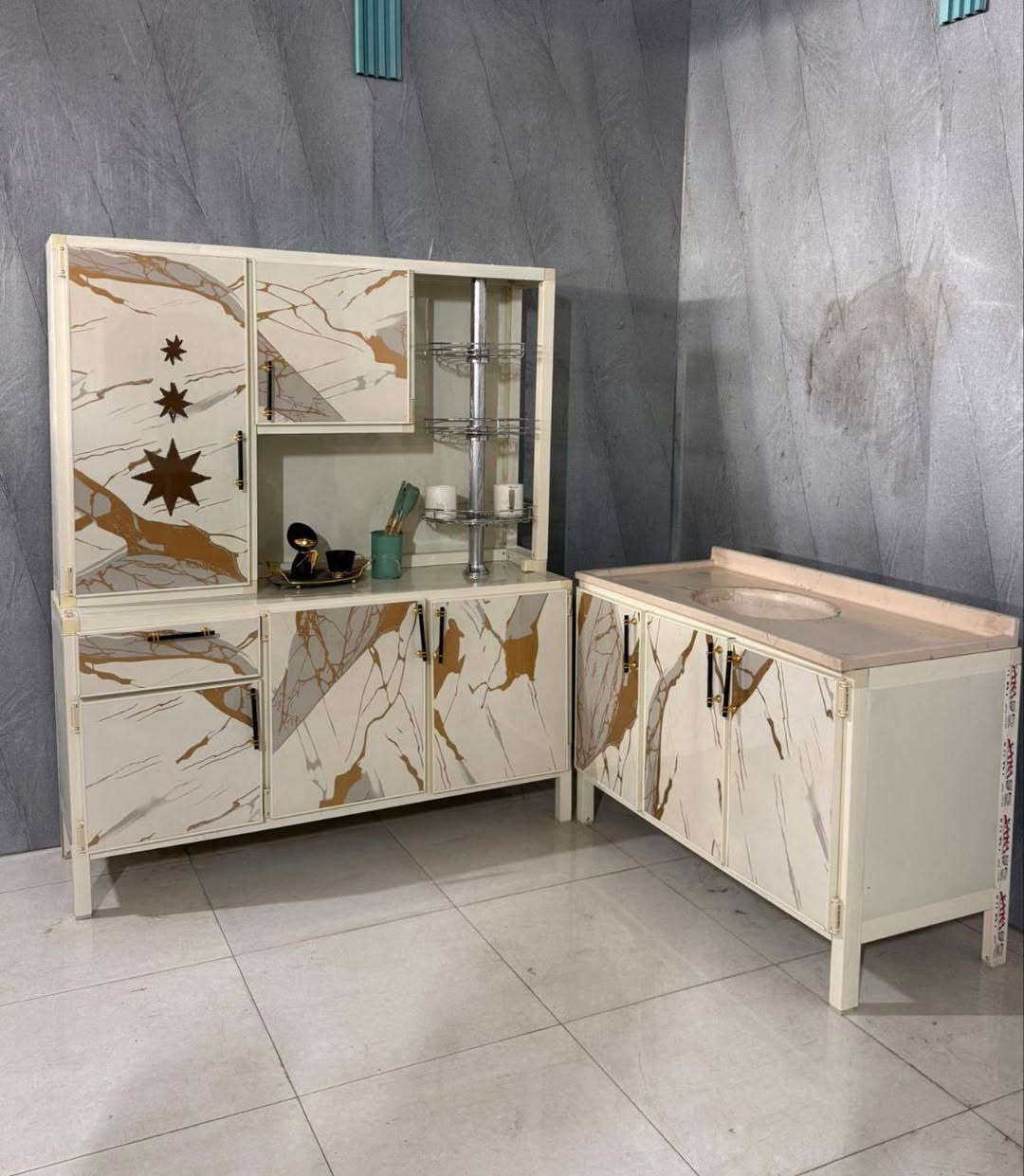 كاونتر. متر ونص 
أبو سلة.  
السنك متر وعشرين
السعر 240 🤗


**إذا كنت صاحب هذا الإعلان وتريد حذفه لأي سبب، رجاءا أرسل رسالة إلى الدعم الفني**