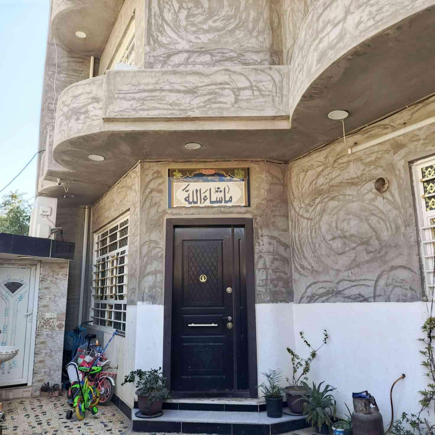 للبيت للبيع 
المعلومات :
 مساحة ١٦٠م/١٠×١٦..
بناء حديث 
الطابق الأرضي 
استقبال ،وصالة ومطبخ.. وغرفتين نوم صحيات داخلية وخارجية 
والطابق الثاني... اربع غرف نوم وصالة... وصحيات
طابو صرف 
التحرير - فلكه الاخيرة/منطقة ١٦٠ 
رقم الهاتف ***********
