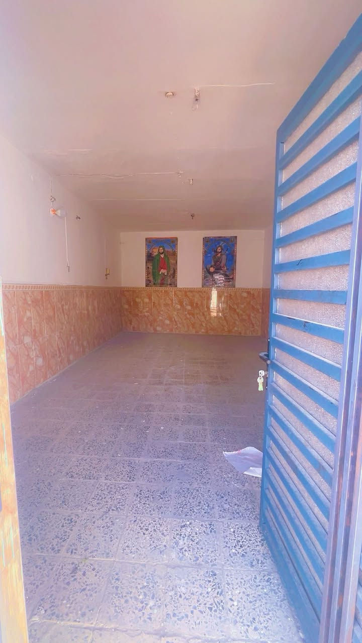 السلام عليكم 
٢٠٠ متر مربع طابقين ٤ اغرف وبراني ومطبخ وصالة وحمامات خارجية وداخليه بناء طابوك عكادة / عالي عن الشارع وشارعه عريض منطقة الحي العسكري  يباع على المبادرة او النقد السعر 85
البيت فارغ حاليا  
للاستفسار اكثر الاتصال على الهاتف  ***********  
 متوفر واتس اب او مراسلة الصفحة عقارات الجامعة
