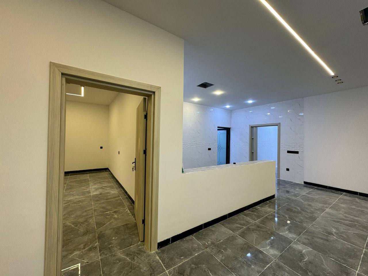 #سعر متر تسليم مفتاح 🏠(٤٥٠الف ) 
#سعر تسليم هيكل عظم🏗 (٢٠٠ الف ) 
ابو علي ***********📲 واتساب
🛑مواصفات تندر تسليم مفتاح 🛑

١ - تنضيف الأرض جيدا من الانقاض. 
٢- فحص التربة ومعالجتها في حال وجود أي مشاكل. 
٣ - رش الأرض بأفضل أنواع المبيدات (كلوريدين والنفط الاسود) للقضاء على على الارضة عن طريق كوادر متخصصة. ٤-فرش السبيس والجلمود للارض وحدلها بحادلة (٣٥) طن. 
ه - عمل منظومة للارضة والحشرات. 
٦ - فرش نايلون زراعي سميك. 
٧- تأسيس مجاري انابيب ( الامل الشريف) 
٨- تسليح الارض بطبقتين من الشيش FF. ناجح بالفحص. 
۹ - صب الارض مركزي C35 بارتفاع 40CM وبالتعامل مع شركات رصينة. اعمدة الشموخ او الابراج المتحدة
١٠ - عمل بتلو بارتفاع 15سم .
١١ - بناء الطابق الارضي بارتفاع 3,20CM بانواع طابوق (الجبوري, العنكوشي) الخالي من الاملاح. 
١٢ - تثبيت انابيب المرازيب والسبالت والستلايت مع البناء.
۱۳ - تثبيت فريم حديد للابواب والشبابيك 1,5 ملم تركي. 
١٤ - عمل قالب الطابق الارضي و عمل رباط للطابق الارضي 30cm وفوق الابواب والشبابيك للطابق الاول 40cm مع مرد ماء. 
١٥ - تثبيت انابيب الكهرباء بالسقف. 
١٦ - بناء البيتونة وستارة السطح بنفس المواصفات السابقة وعمل مرد ماء.
١٧-عمل انابيب الماء (صناعة تركية مسلح) والحنفيات والمغاسل والمقاعد الغربية (صناعة تركية درجة اولى).
١٨-تأسيس الكهرباء سيمنز (العقبة الاردني) .
١٩-تطبيك الارضيات بورسلين(هندي).
٢٠-تطبيك الحمامات والمطابخ بالسيراميك (الهندي).
٢١-عمل الجص والبورك مساطر بقياسات ٨٠ سم .
٢٢-عمل بايات الدرج بورسلين هندي
٢٣-عمل محجر الدرج المنيوم بوري دائري (تركي)
٢٤-عمل ابواب داخلية تركية  .
٢٥-عمل الشبابيك الأمامية المنيوم مفصلي ثقيل والخلفية ابواب وشبابيك الحمامات pvc  .
٢٧-لبخ المناور والستائر .من الداخل مع صبغ بتك
٢٨-عمل الشتايكر مع الفلين سمك ٥ سم ستاير بور
٢٩-تجهيز سخان١٢٠ لتر (الطحان)، وتانكي ١٠٠٠ لتر (الوطني)، ماطور ماء (شمجي).
٣٠- تغليف الواجهه بورسلين +كوبلن 
تسليم دفعات مع العمل
المقاول ابو علي👷‍♂️
***********📲 واتساب
